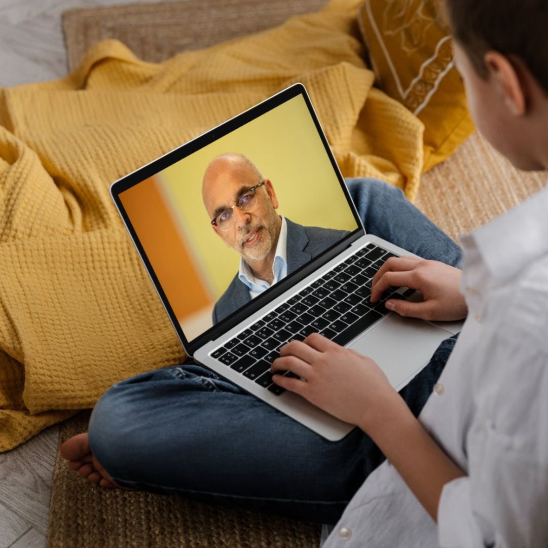 wideokonferencja na platformie Zoom z konsultantem i klientem ekran laptopa pokazuje interfejs Zoom z dwoma uczestnikami w rozmowie wideo