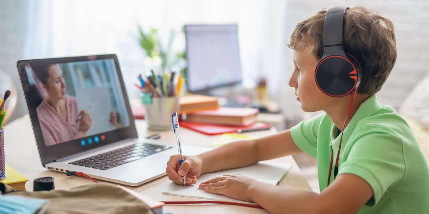 Zwiększenie atrakcyjności oferty edukacyjnej Przygotowanie do matury z pomocą zdalnego nauczyciela w tle