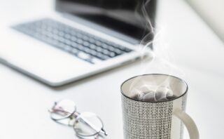 Obiecujące oferty szybkiego zarobku w internecie często okazują się ryzykownymi pułapkami