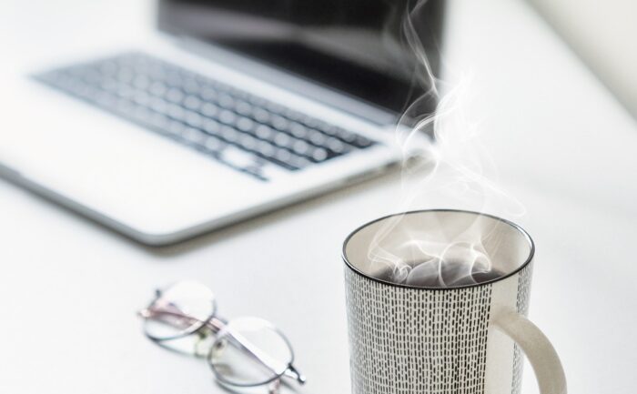 Obiecujące oferty szybkiego zarobku w internecie często okazują się ryzykownymi pułapkami