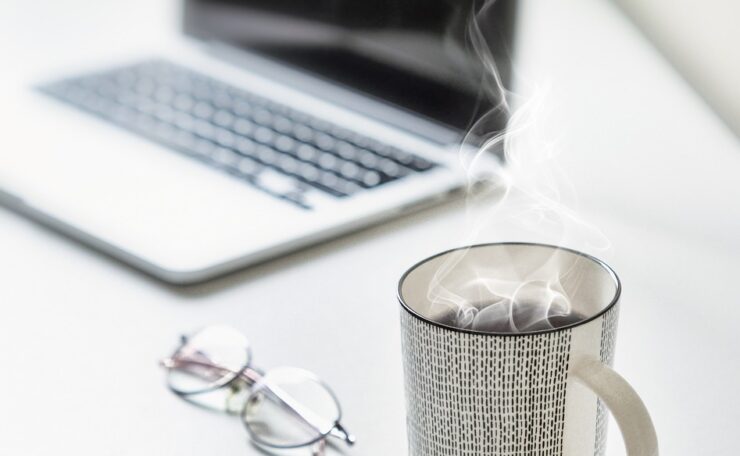 Obiecujące oferty szybkiego zarobku w internecie często okazują się ryzykownymi pułapkami