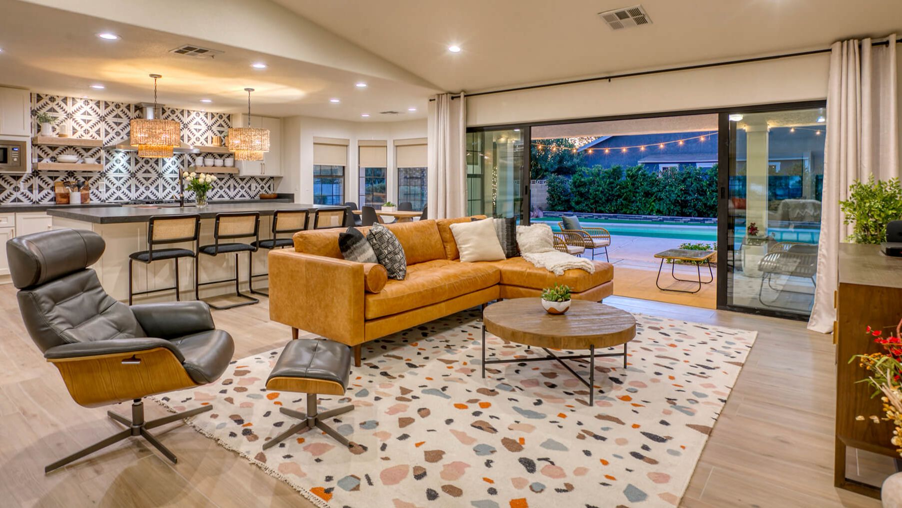 dokładne sprzątanie łazienki przed przyjazdem gości mężczyzna czyściący łazienkę z błyszczącymi kafelkami i ręcznikami